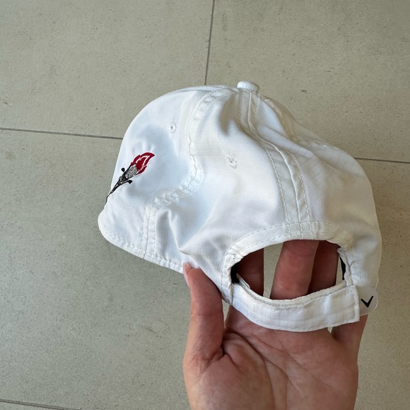 Callaway Flex Hat White with blue logo and a skull with crossed golf clubs - Picture 4 of 4